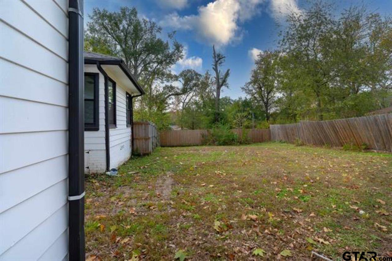 2425 Oak Lane Tyler, TX 75701 - Photo 33 of 33 a view of a backyard