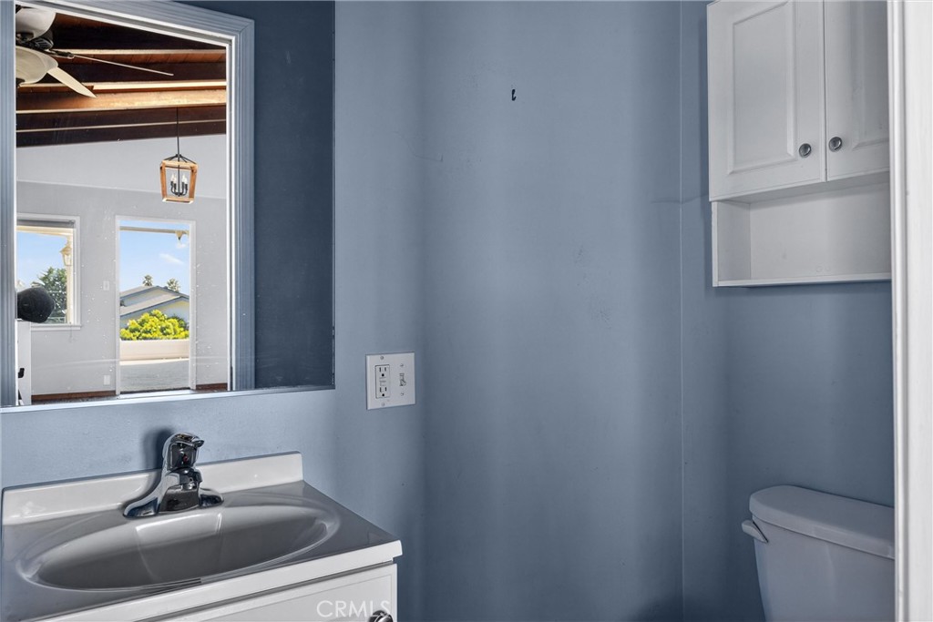 1000 Ridgeway Street Morro Bay, CA 93442 - Photo 19 of 50 Half bath off of kitchen.