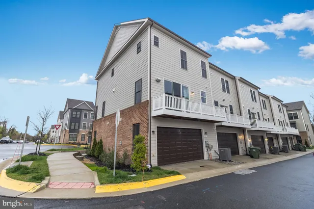 a view of a house with yard and parking