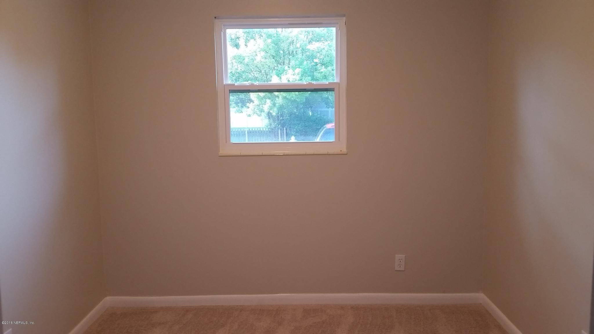 748 Vecuna Road Atlantic Beach, FL 32233 - Photo 14 of 33 an empty room with a window