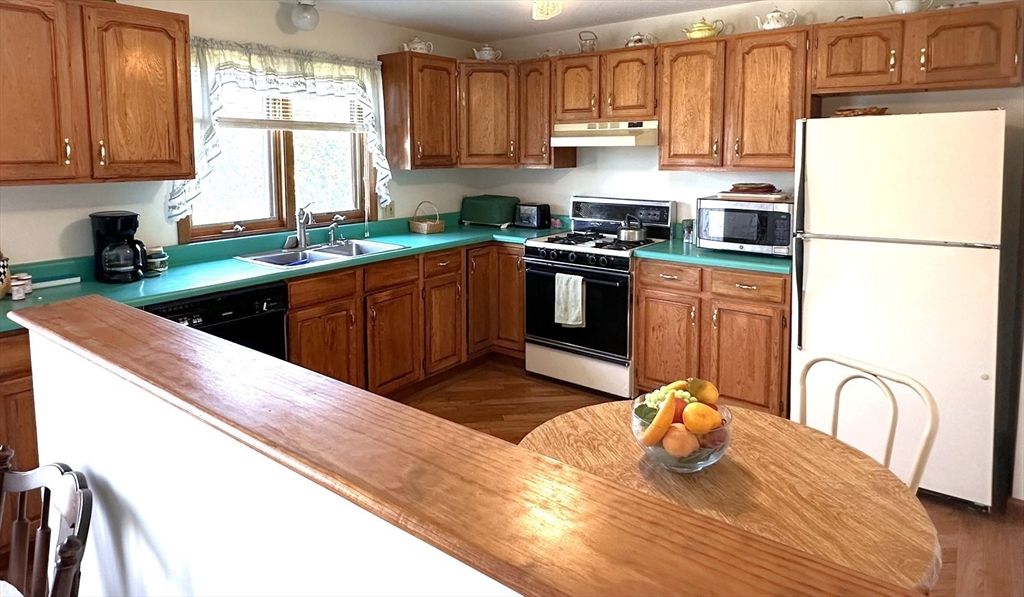 175 College Park Road Fall River, MA 02720 - Photo 4 of 37