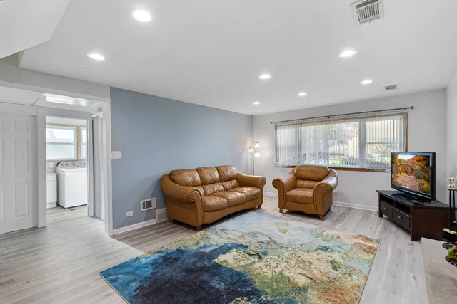 $3,800 | 2430 South Shag Bark Trail, Arlington Heights, IL 60005