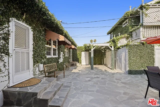 a view of a house with backyard and trees