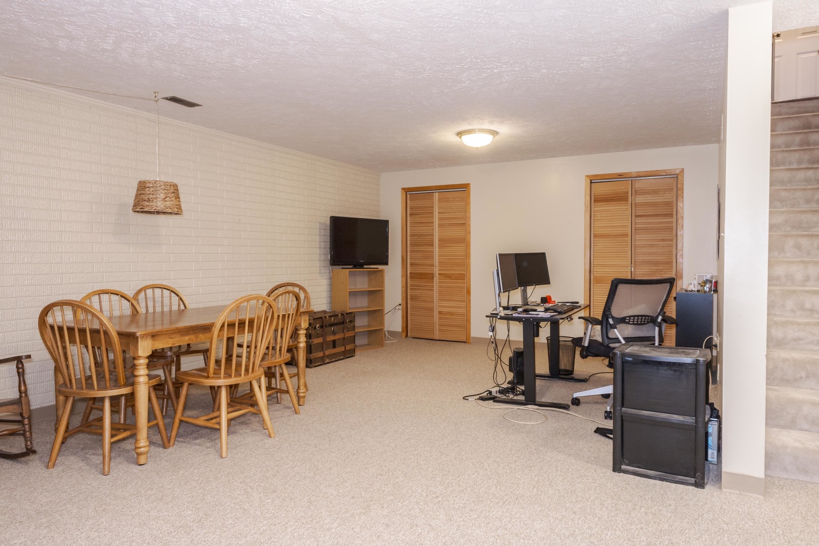 2605 Park Ridge Road Bloomington, IL 61704 - Photo 67 of 69 a view of a livingroom with furniture and a flat screen tv