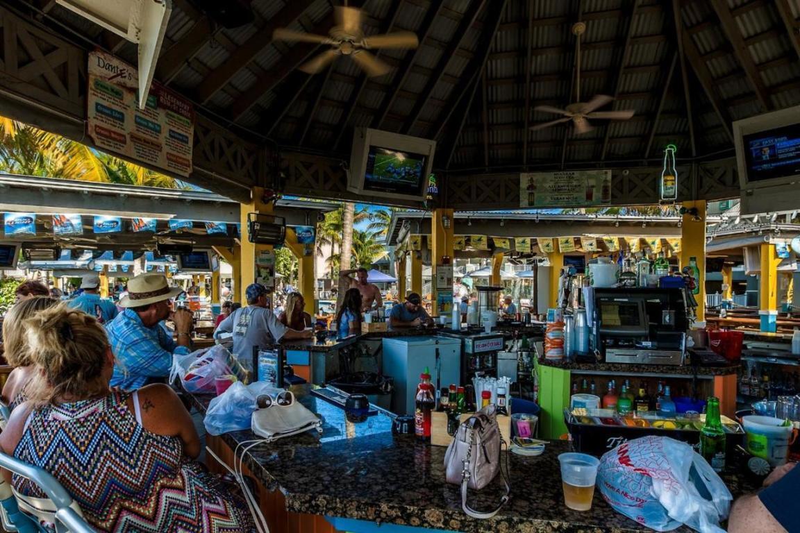 951 Caroline Street, Unit SLIP 9 Key West, FL 33040 - Photo 14 of 24 p.bar