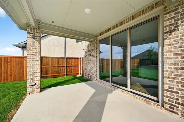 a view of a yard in front of house