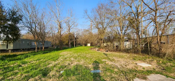 a view of back yard of the house