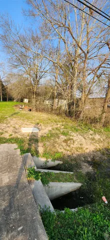 a view of an outdoor space with seating area