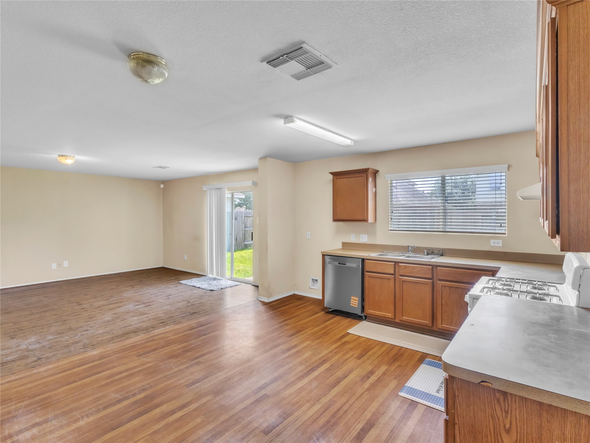 12830 Windy Summer Lane Houston, TX 77044 - Photo 13 of 33 Kitchen