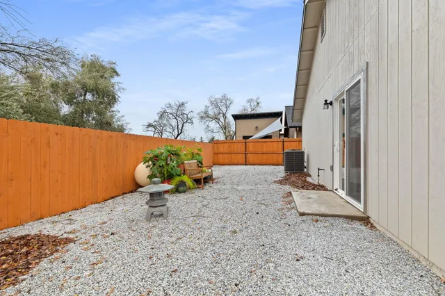 a view of backyard of the house