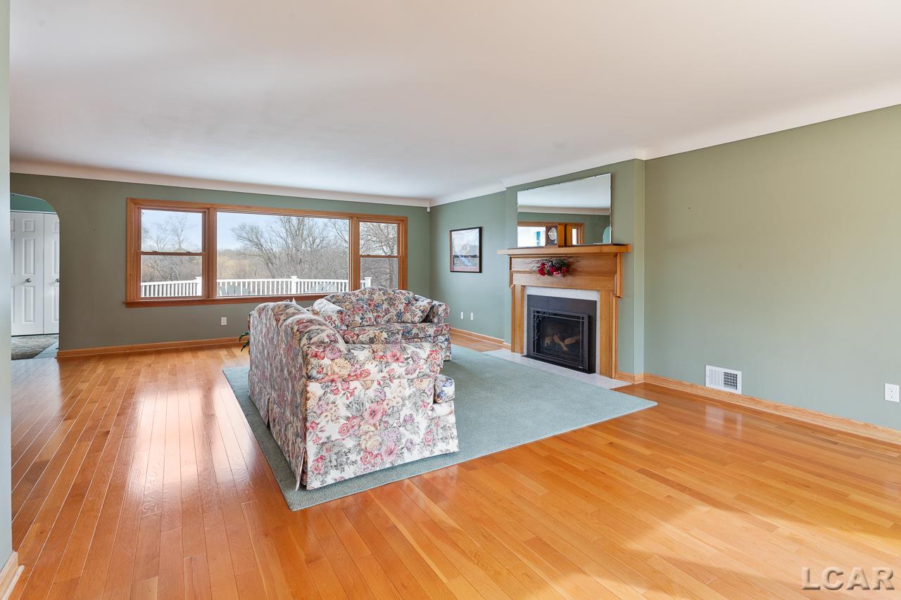945 Riverside Avenue Adrian, MI 49221 - Photo 7 of 35 50007816-6.JPG