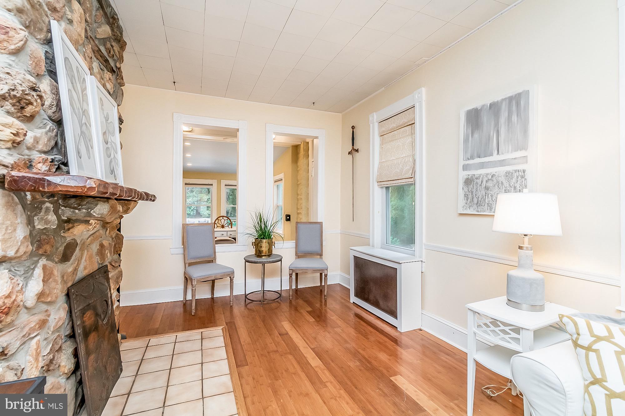 6211 Ridgeview Avenue Baltimore, MD 21206 - Photo 13 of 88 CHAIR RAILING THROUGHOUT LIVING ROOM