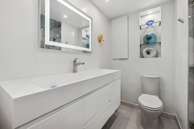 $265,000 | 6033 North Sheridan Road, Unit 15L, Chicago, IL 60660