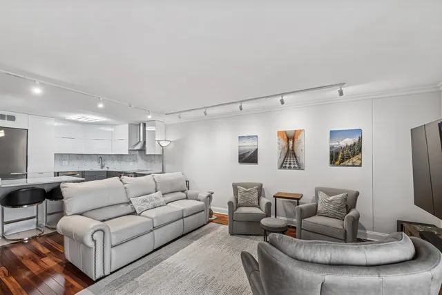 $265,000 | 6033 North Sheridan Road, Unit 15L, Chicago, IL 60660