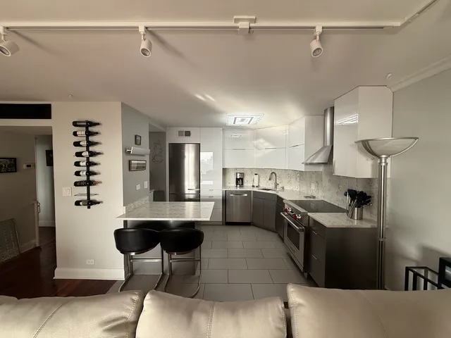 $265,000 | 6033 North Sheridan Road, Unit 15L, Chicago, IL 60660