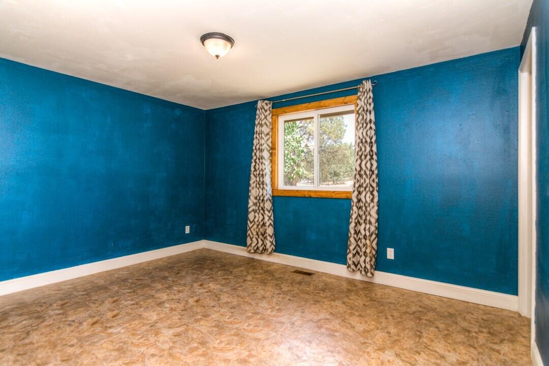 274 Southeast Hering Road Madras, OR 97741 - Photo 13 of 31 005