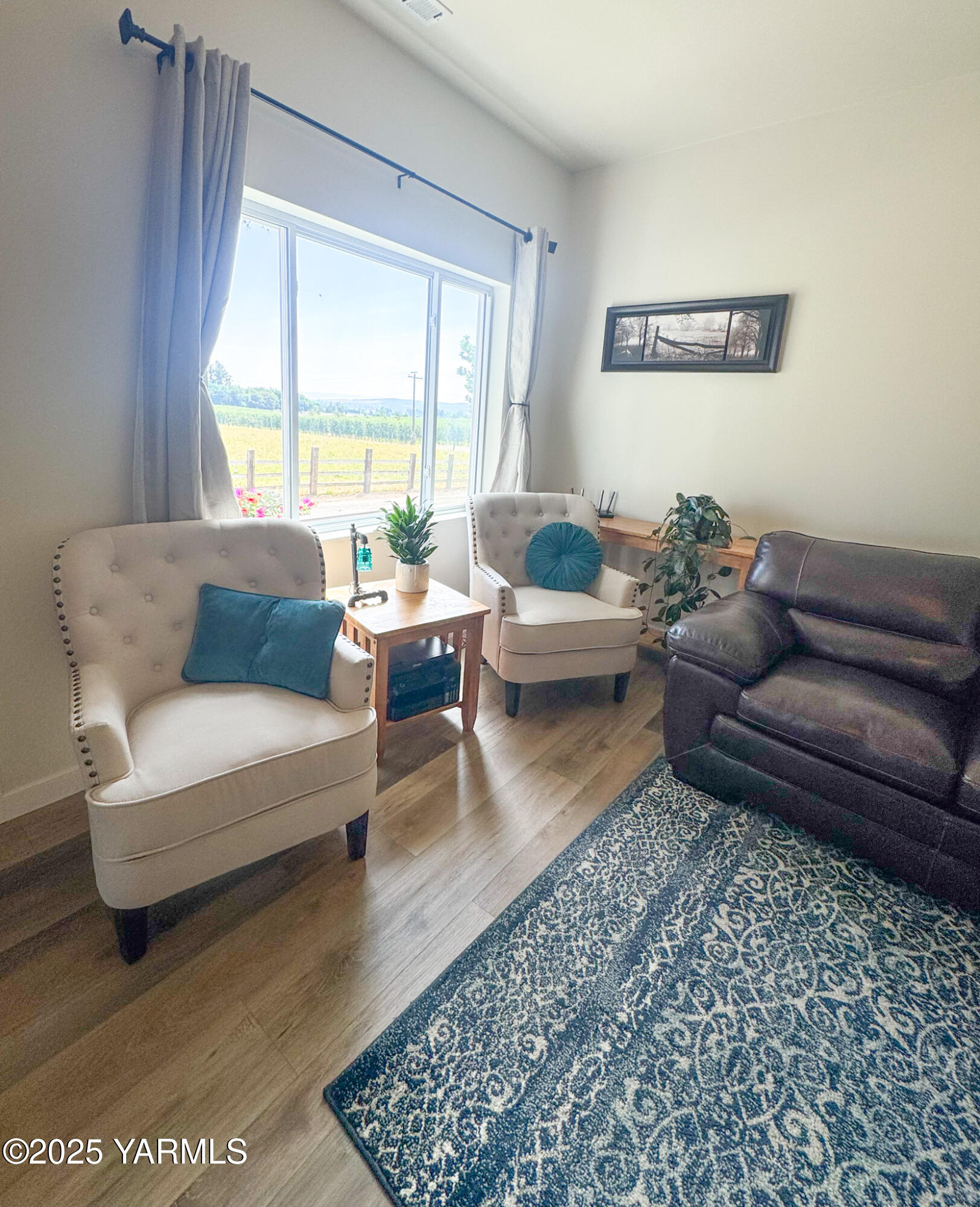 2060 Cemetery Road Sunnyside, WA 98944 - Photo 14 of 29 a living room with furniture and a rug