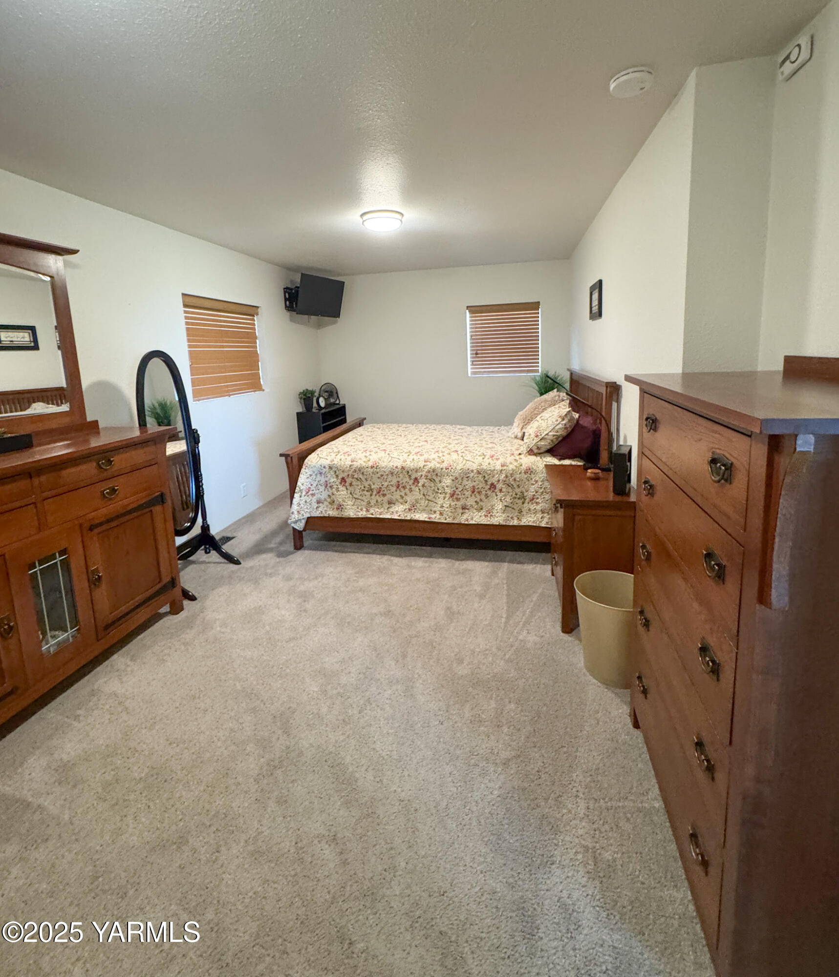 2060 Cemetery Road Sunnyside, WA 98944 - Photo 21 of 29 a bed room with furniture and a flat screen tv
