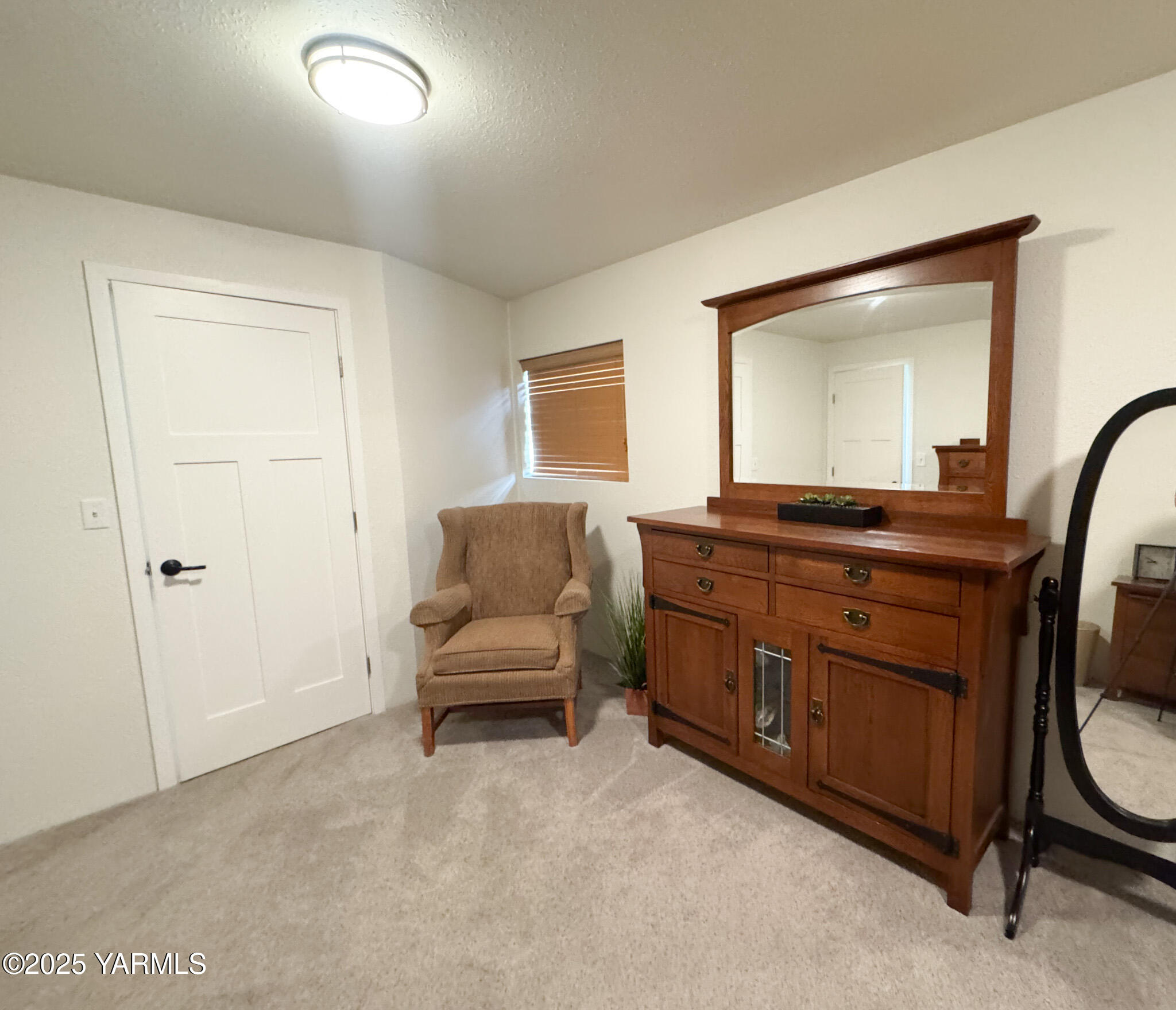 2060 Cemetery Road Sunnyside, WA 98944 - Photo 22 of 29 a room with a bed and a mirror on dresser
