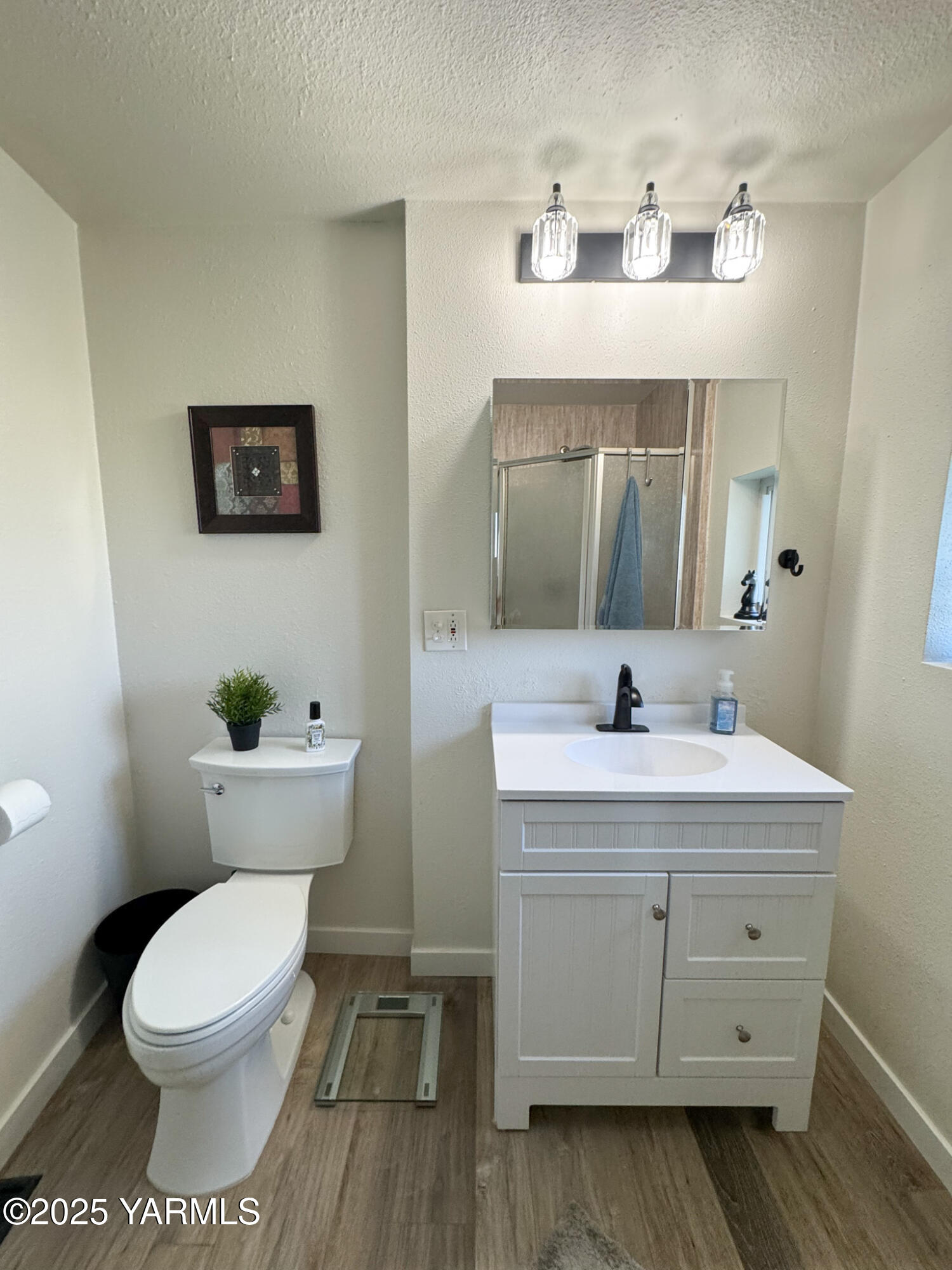 2060 Cemetery Road Sunnyside, WA 98944 - Photo 23 of 29 a bathroom with a toilet sink and mirror
