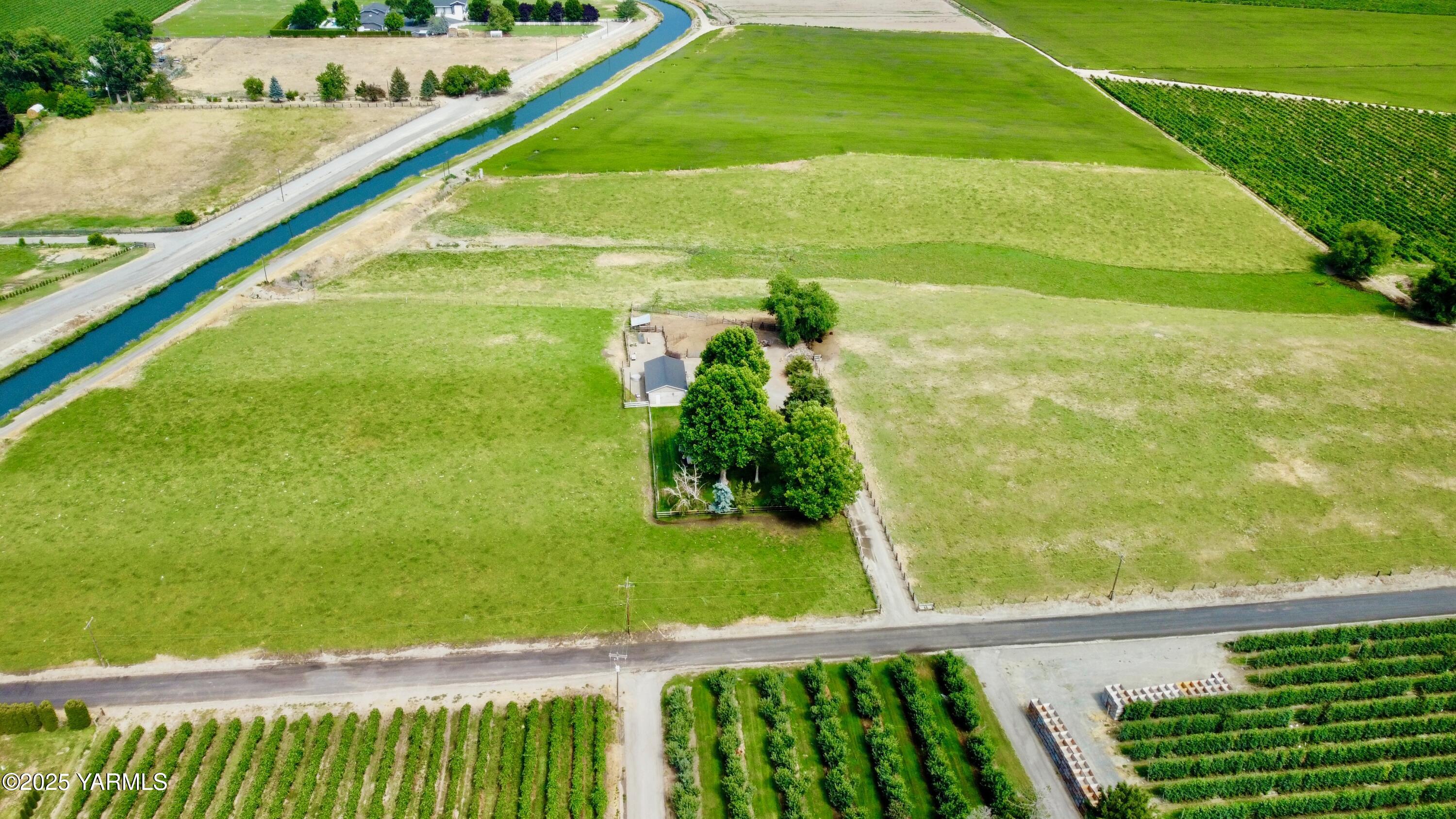 2060 Cemetery Road Sunnyside, WA 98944 - Photo 29 of 29 a view of swimming pool from a balcony