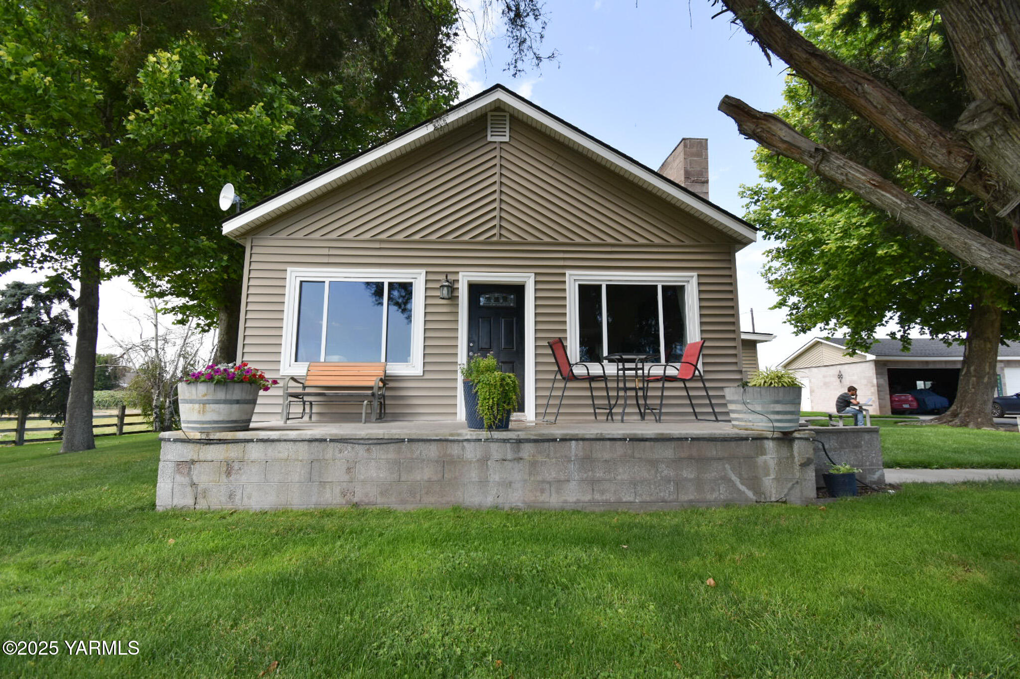 2060 Cemetery Road Sunnyside, WA 98944 - Photo 3 of 29 a front view of house with yard and green space