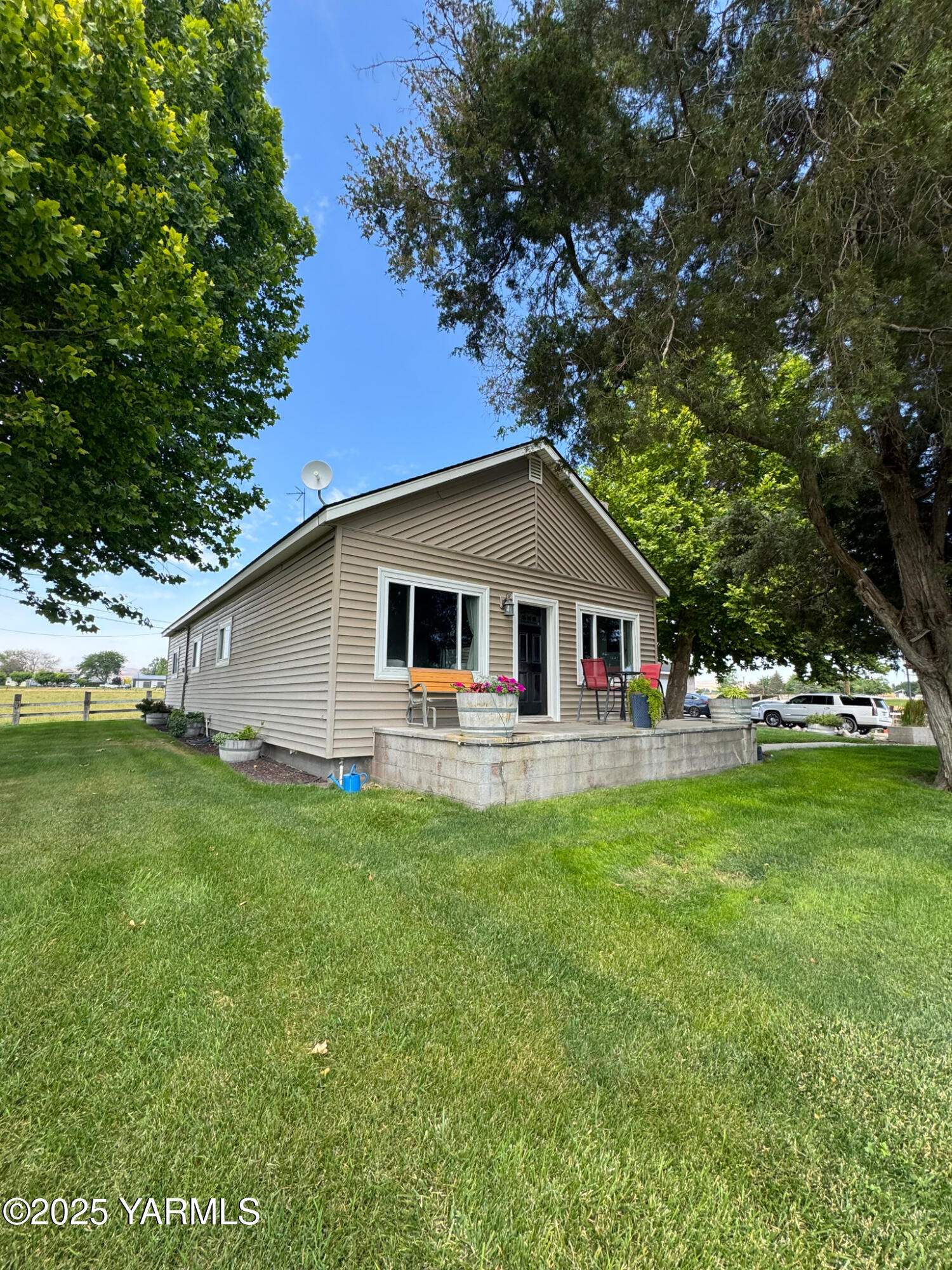 2060 Cemetery Road Sunnyside, WA 98944 - Photo 4 of 29 a house view with a garden space