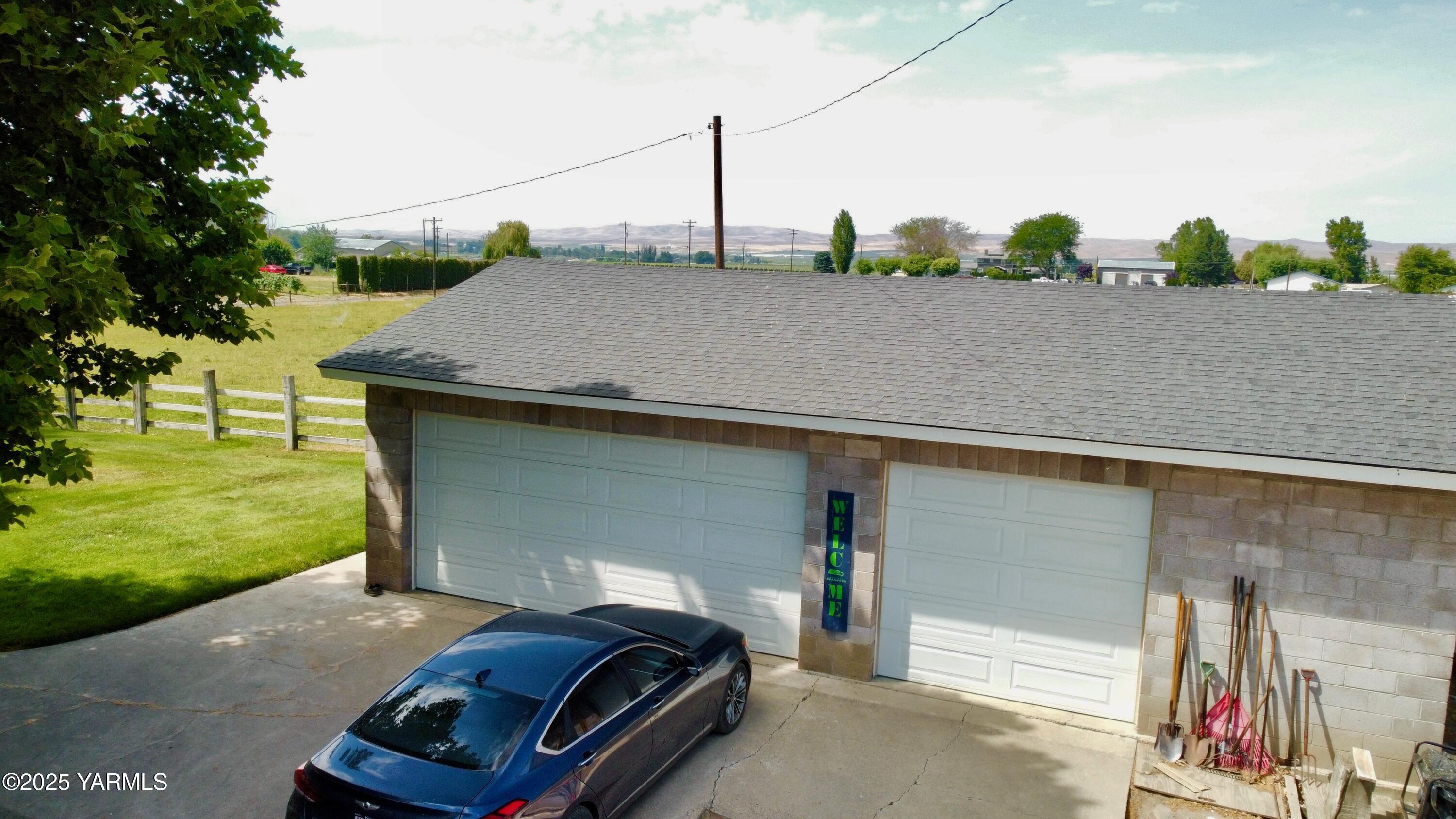 2060 Cemetery Road Sunnyside, WA 98944 - Photo 10 of 29 a car parked in front of a house