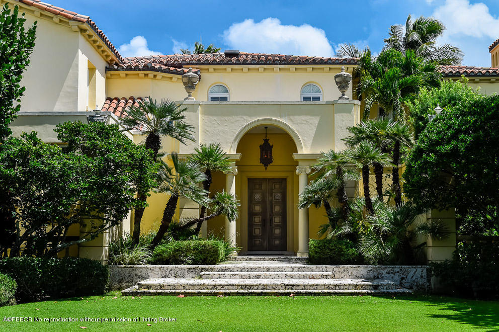 89 Middle Road Palm Beach, FL 33480 - Photo 7 of 23 a front view of a house with garden