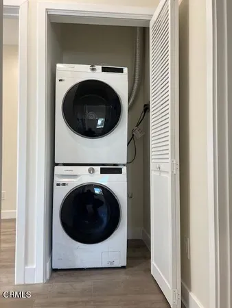 a close up view of a washer and dryer