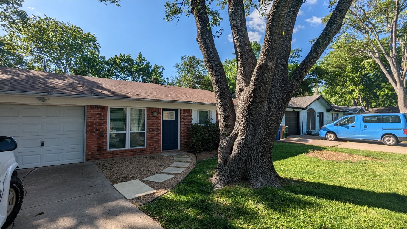 a view of a house with backyard