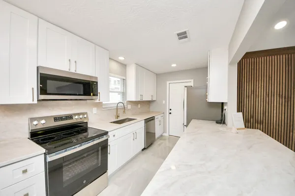 $2,500 | 16222 Forest Bend Avenue, Friendswood, TX 77546