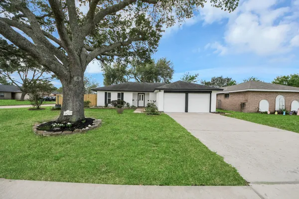 $2,500 | 16222 Forest Bend Avenue, Friendswood, TX 77546