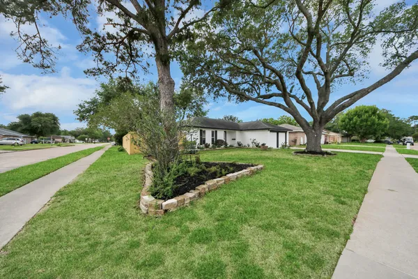 $2,500 | 16222 Forest Bend Avenue, Friendswood, TX 77546