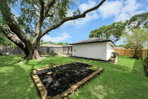 $2,500 | 16222 Forest Bend Avenue, Friendswood, TX 77546