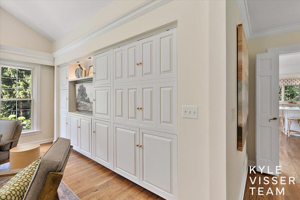 2089 Robinson Road Southeast Grand Rapids, MI 49506 - Photo 13 of 73 Living Room