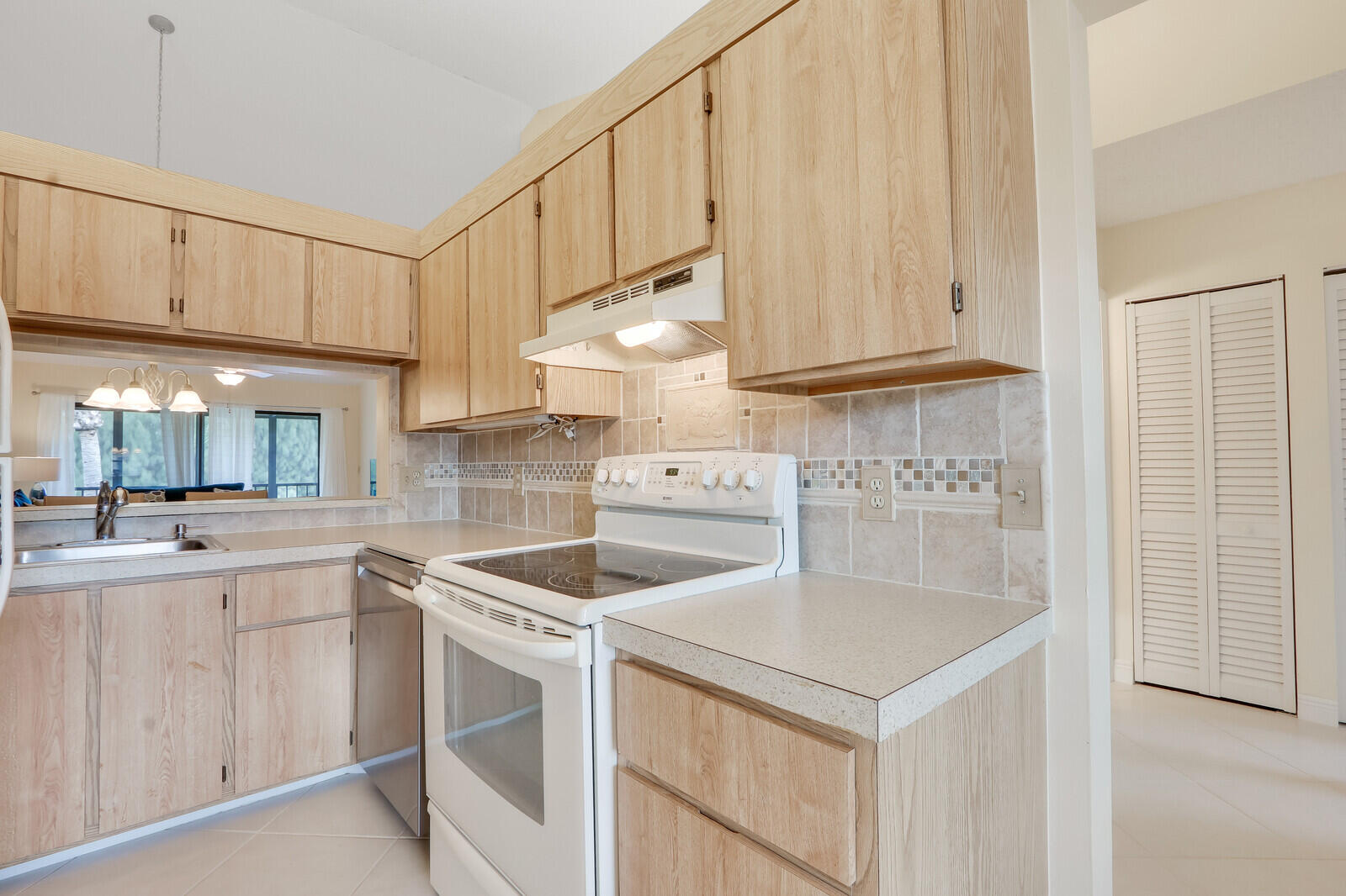 202 Pinecrest Circle, Unit F Jupiter, FL 33458 - Photo 9 of 22 11_Image_11_mls