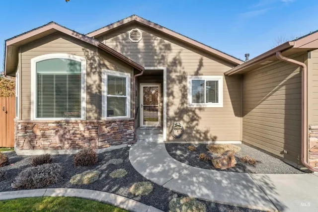 $479,999 | 1050 East Cougar Creek Court, Meridian, ID 83646