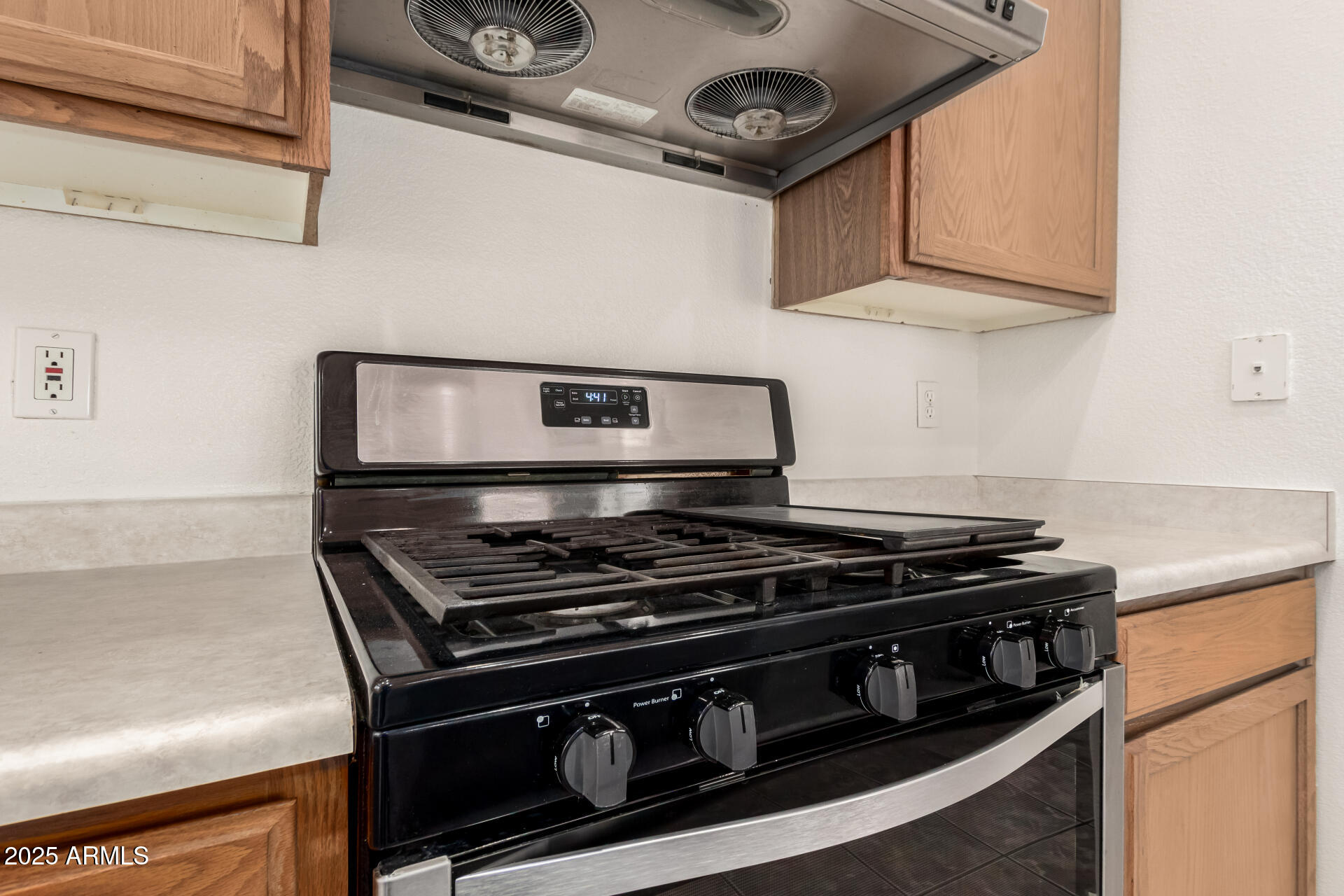 4010 West Wethersfield Road Phoenix, AZ 85029 - Photo 12 of 43 a stove top oven sitting inside of a kitchen