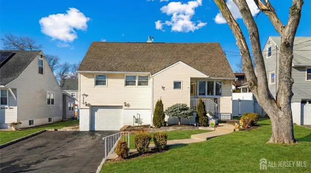 a view of a house with backyard
