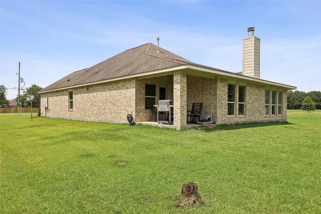 a view of a house with backyard and garden