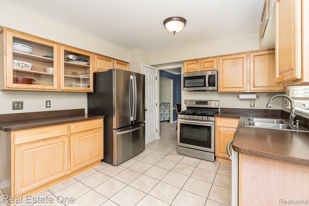 606 Whitney Drive Rochester, MI 48307 - Photo 10 of 42 606 Whitney_MLS-009.jpg