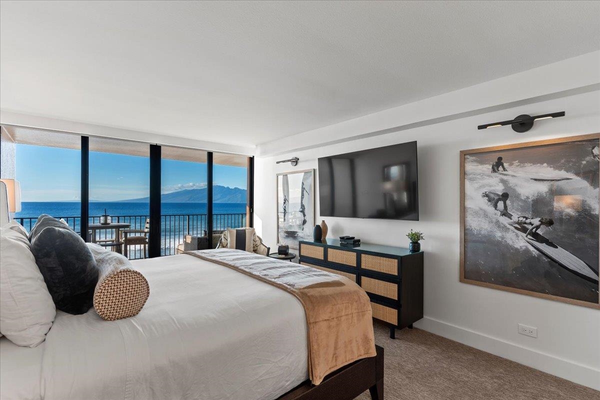 3445 Lower Honoapiilani Road, Unit 502 Lahaina, HI 96761 - Photo 26 of 50 a bedroom with a bed and large window