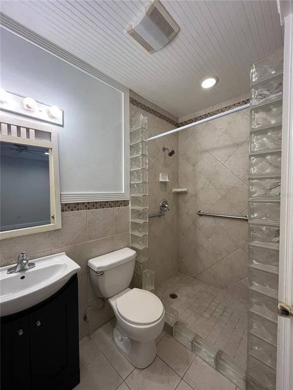 3222 Hammersmith Road Orlando, FL 32818 - Photo 13 of 17 a bathroom with a toilet sink shower and a mirror