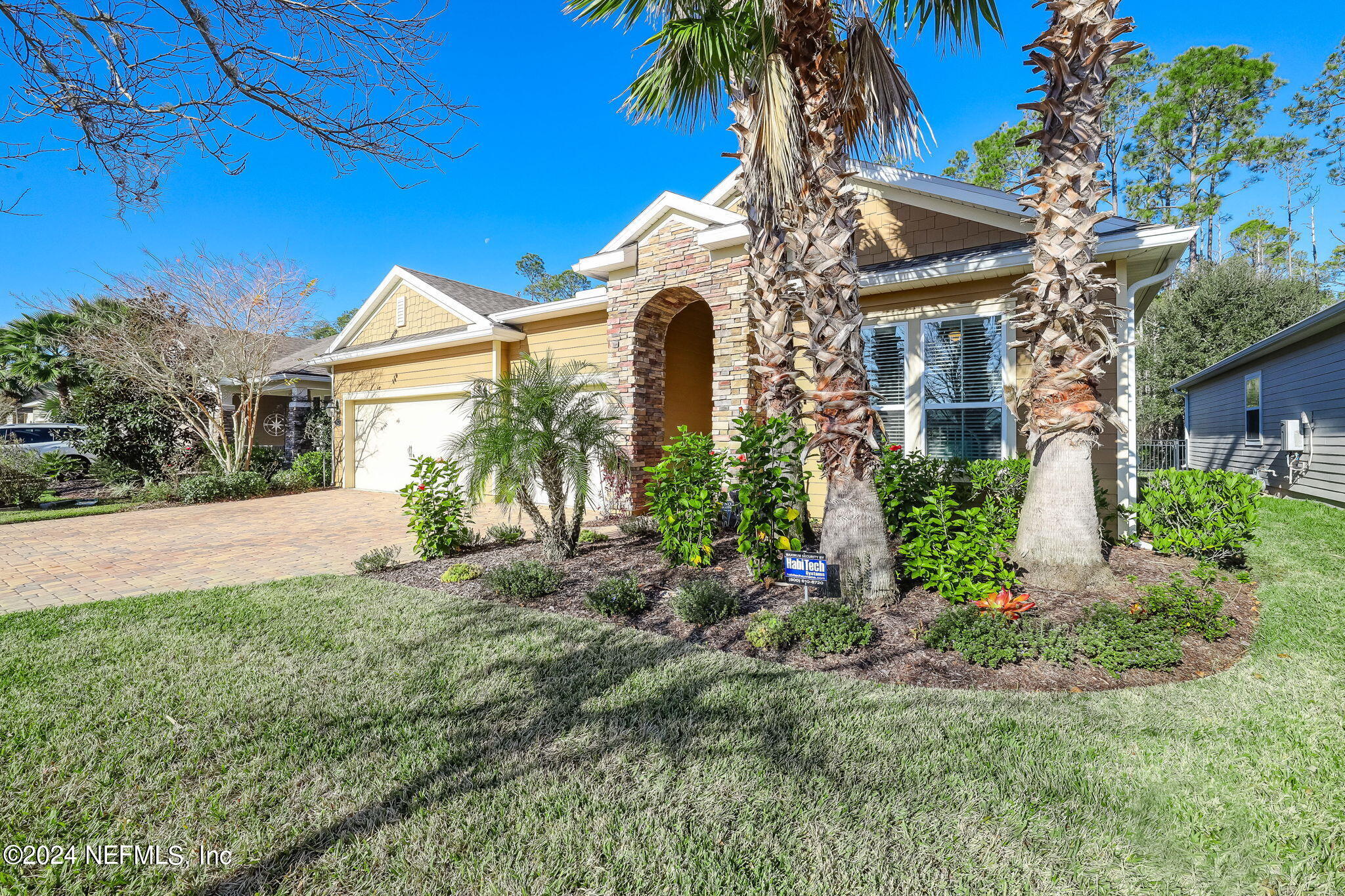 577 Aspen Leaf Drive Jacksonville, FL 32081 - Photo 3 of 106 front view of a house with a garden