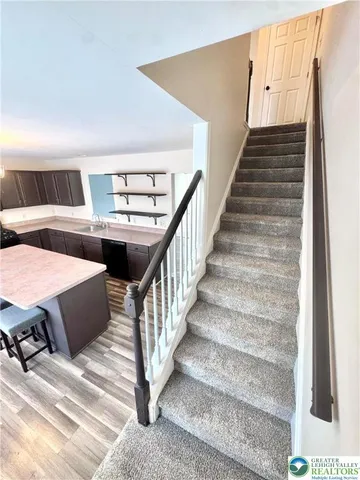 a view of entryway with furniture