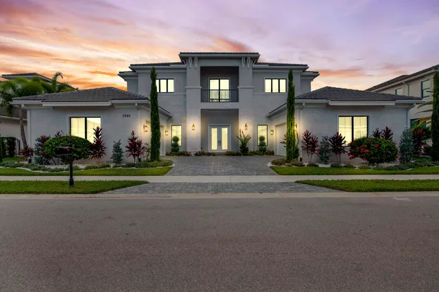 a front view of house and yard