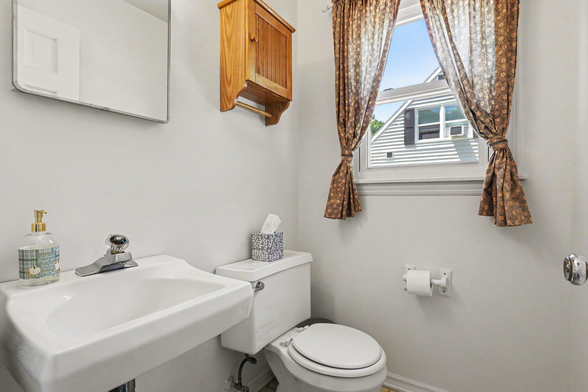 1653 Ridgeview Street Southeast Grand Rapids, MI 49506 - Photo 13 of 30 013_file_2531