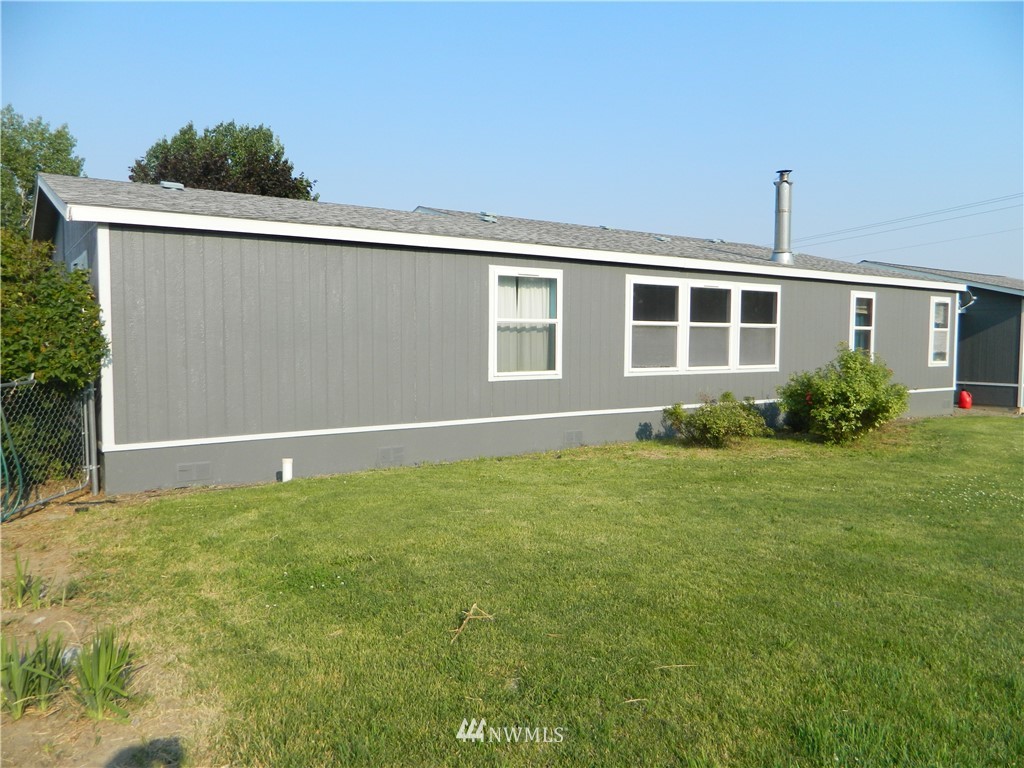 41 Miller Road Omak, WA 98841 - Photo 2 of 27 a view of a house with a backyard