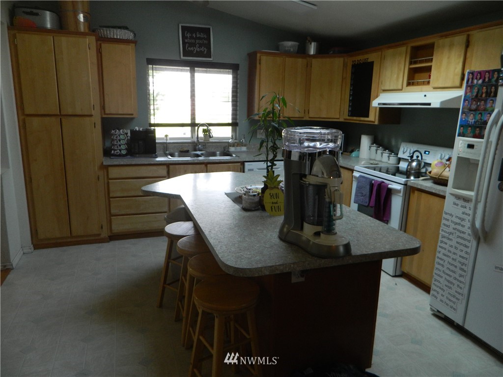 41 Miller Road Omak, WA 98841 - Photo 17 of 27 a kitchen with a stove a sink and a refrigerator